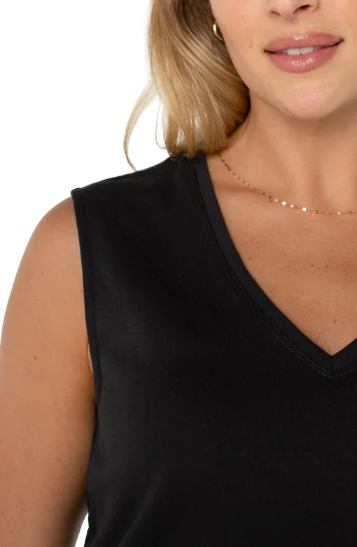 SLEEVELESS V-NECK KNIT TOP